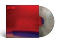 Text "STAY LONELY" in Rot oben links. Der Hintergrund ist rot mit einem Farbverlauf zu Blau. Sichtbare Vinyl-Schallplatte., LP