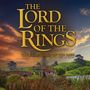 „The Lord of the Rings“ in großer Schrift. Landschaft mit Brücke, Hütte und Bäumen bei Sonnenuntergang., LP