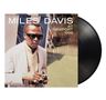 "MILES DAVIS AT NEWPORT 1958" in Großbuchstaben. Zeigt einen Mann mit Sonnenbrille und Kamera, im Hintergrund ein Zelt., LP