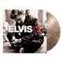 "ELVIS 56" steht in großen Buchstaben. Ein Mann sitzt nachdenklich, die Arme verschränkt, auf dem Boden. Eine Vinyl-Schallplatte ist sichtbar.