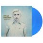 Texte: "JAY-JAY JOHANSON WHISKEY" in gelber Schrift. Porträt eines blonden Mannes im Hemd auf einem blauen Vinyl.