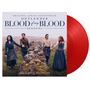 „Outlander: Blood of My Blood, Season 1“ steht oben. Darunter gehen vier Personen durch eine ländliche Landschaft. Ein rotes Vinyl ist sichtbar., LP
