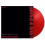 "A HOUSE OF DYNAMITE" steht vertikal. "Netflix" oben links. Unten: "Soundtrack from the Netflix film Volker Bertelmann". Rot, schwarzes Design., LP