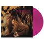 "DEAD OR ALIVE" in Pink. Person im Leoparden-Outfit auf Tierfell. Lila Schallplatte.