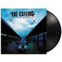 "THE CALLING, CAMINO PALMERO". Dunkles Bahngleis mit leuchtenden Lichtern und bewölktem Himmel., LP