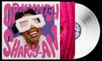 Aufschrift "OPMAATWERK SHARY-AN". Eine fröhliche Person mit großen, flauschigen Sonnenbrillen und einem weißen Vinyl., LP