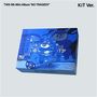 Oben Text: "TWS 5th Mini Album 'NO TRAGEDY' KiT Ver." 
Illustration: Cartoon-Katze auf einem Roller in blauen Tönen.