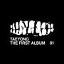 Text: "TAEYONG THE FIRST ALBUM 01". Stilisiertes weißes Logo auf schwarzem Hintergrund., CD