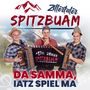 Großer Text: "SPITZBUAM", "DA SAMMA, IATZ SPIEL MA". Drei Männer in Tracht mit Instrumenten vor Bergkulisse.