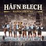 Text: "HÅFN BLECH HANDGEMACHT". Eine Gruppe Männer in traditioneller Kleidung mit Blasinstrumenten vor einer Steinmauer.