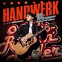 "Handwerk", "10 Jahre Unplugged", "Volks Rock'n'Roller", "Andreas Gabalier". Musikinterpret mit Gitarre vor Neonlicht.