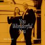 „You Wonderful You“. Simone Kopmajer und Viktor Gernot stehen elegant gekleidet in einem warmen, orangefarbenen Ambiente., LP
