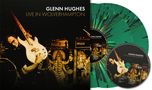 Texte: "GLENN HUGHES, LIVE IN WOLVERHAMPTON." Cover eines Musikalbums mit einem Musiker, mehrere grüne Vinylplatten vor ihm., 2 LPs und 1 CD
