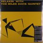 "RELAXIN WITH THE MILES DAVIS QUINTET" in gelber Schrift auf schwarzem Hintergrund, abstrakte schwarze Formen auf gelbem Grund., LP