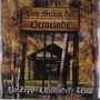 "Von Seiten der Gemeinde" auf Holzschild; darunter "Yo!Zepp / Chrisfader / Testa". Hütte im herbstlichen Wald., 2 LPs