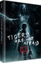 „Tigers Are Not Afraid“ in weißer Schrift. Illustration: Kind vor gespenstischer Figur, umgeben von Vögeln.