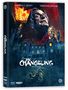 "The Changeling. Das Grauen." Porträts in feuriger Umgebung über einem alten Herrenhaus, vorne steht ein Rollstuhl.