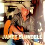 Im Hintergrund steht in großen Buchstaben "James Blundell", darüber "Patience Wins". Ein Mann mit Cowboyhut hält eine Gitarre.