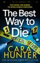 „The Best Way to Die“, „Two sisters. One murder. The whole world is watching.“ Gelbes Polizeiband, Taschenlampe, kaputtes Handy.