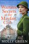 „Wartime Secrets at the Mayfair Club“ von Molly Green. Frau im grünen Mantel vor einem alten Gebäude., Buch