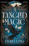 Der Text lautet „A Tangled Magic“ und „Andrea Eames“. Eine Krähe fliegt um ein aufgeschlagenes Buch, aus dem Fäden kommen.