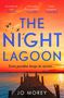 Text: "THE NIGHT LAGOON. Even paradise keeps its secrets... JO MOREY." Ein Steg ragt in ein ruhiges Gewässer bei Sonnenuntergang.