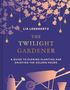 Text: "Lia Leendertz, The Twilight Gardener, A guide to evening planting and enjoying the golden hours."  
Illustration: Blühende Zweige, Glühbirnen, Gießkanne, Schubkarre., Buch