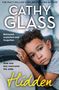 „Cathy Glass, Betrayed, exploited and forgotten. How one boy overcame the odds. Hidden.” Ein Kind schaut traurig zur Seite.