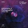 Text: "Astronomy Photographer of the Year." Illustration eines bunten Nebels im Weltraum mit funkelnenden Sternen.