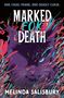 "One cruel prank. One deadly curse. Marked for Death. Melinda Salisbury." Illustration einer Katze mit bunten Spritzern.