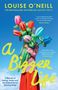 "Louise O'Neill, a Bigger Life" steht in gelber Schrift. Person mit rosa Jacke hält bunte Ballonblumen vor blauem Himmel.