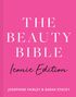 „THE BEAUTY BIBLE Iconic Edition“ von Josephine Fairley & Sarah Stacey. Pinker Hintergrund, weiße und schwarze Schrift., Buch