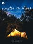 „under the stars“, „Wonderful Places to Camp and Explore“. Autor: Siân Anna Lewis. Zelt im Wald, beleuchtet, sternenklarer Himmel., Buch