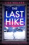 "LISA WALKER, THE LAST HIKE, Trusting each other was their first mistake." Ein Fenster mit verschneiten Berggipfeln im Hintergrund., Buch