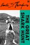 "The Great Shark Hunt" steht vertikal. Oberer Teil orange, mit Unterschrift "Hunter S. Thompson". Darunter Mann mit Sonnenbrille und Pistole.