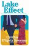 „Lake Effect“, „Two families changed forever by one love-struck decision...“, „Cynthia D'Aprix Sweeney“. Illustration: Ein Mann im Anzug und eine Frau im Rock stehen nebeneinander.