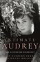 "Intimate Audrey: The Authorized Biography" von Sean Hepburn Ferrer & Wendy Holden. Schwarzweiß-Fotografie einer Frau., Buch