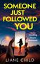 "Someone Just Followed You" in Gelb, "You’re trending. They’re obsessed." in Weiß. Person läuft auf Handybildschirm., Buch
