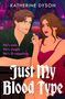 Titel: "Just My Blood Type". Zwei Personen an einer Bar. Frau hält Wein. Mann schaut zu. Romantische Atmosphäre., Buch