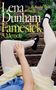 „Lena Dunham Famesick A Memoir“. Weibliche Beine in weißen Strumpfhosen, schwarze Schuhe, Hand ausgestreckt, steinerne Treppen., Buch