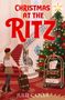Die Worte „Christmas at the Ritz“. Illustration: Frau mit Koffer in schickem Hotel, großer Weihnachtsbaum, rote Treppe., Buch