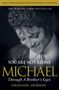 „THE SUNDAY TIMES BESTSELLER“, „YOU ARE NOT ALONE“, „MICHAEL“, „Through A Brother's Eyes“, „JERMAINE JACKSON“. Ein Mann lächelt., Buch