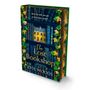 "How far will you go to find your story?" Titel: "The Lost Bookshop" von Evie Woods. Bücher mit gelben Blättern und einem Haus., Buch