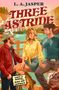 Titel: THREE ASTRIDE. Drei Personen in Cowboy-Kleidung, darunter eine Frau, stehen vor einem Haus. Ein Hinweisschild sagt: „SAVE A HORSE, RIDE TWO COWBOYS“., Buch