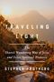 Text: "Traveling Light: The Shared Wandering Way of Jesus and Other Spiritual Pioneers. Stephen Prothero."  
Eine Berglandschaft bei Sonnenuntergang.