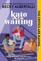 „Kate in Waiting“ von Becky Albertalli. Drei Jugendliche sitzen auf Treppen und lesen. Schriftzug: „THE CRITICS ARE RAVING...“