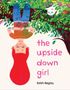 Text: „the upside down girl“. Ein Mädchen hängt kopfüber von einem Baum. Ein weißer Hund und ein Vogel sind im Laub versteckt.