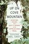 "UP ON COVE MOUNTAIN: Adventure, Tragedy, and a Quest for Meaning on the Appalachian Trail" von Earl Swift. Hintergrund: Baumrinde mit Moos., Buch
