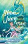 „Shim Jung Takes the Dive“, darunter „Julia Riew“. Illustration eines Mädchens und eines blauen Drachen unter Wasser., Buch