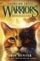 "Changing Skies: Warriors - Chasing Shadows" von Erin Hunter. Porträt einer Katze mit heterochromen Augen, Wald im Hintergrund.